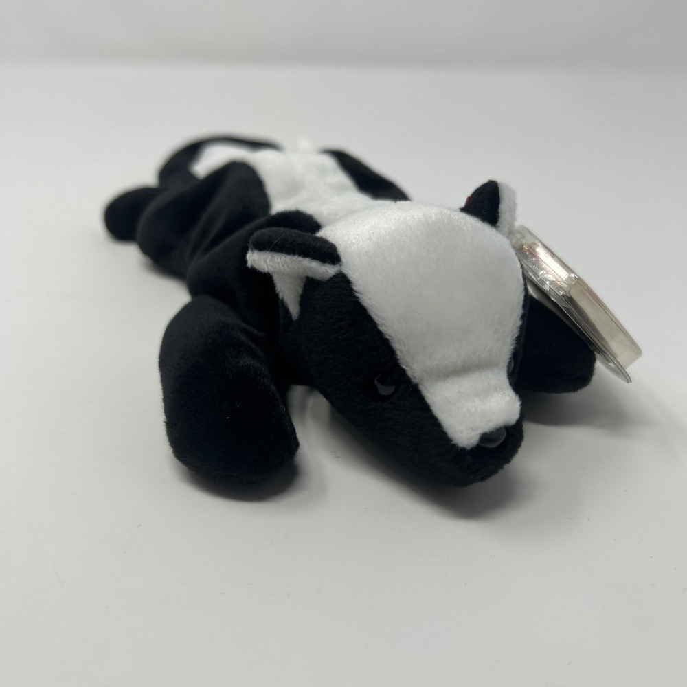 Vintage NWT TY Beanie Baby Stinky the Skunk 1995 W/ Tag Protector